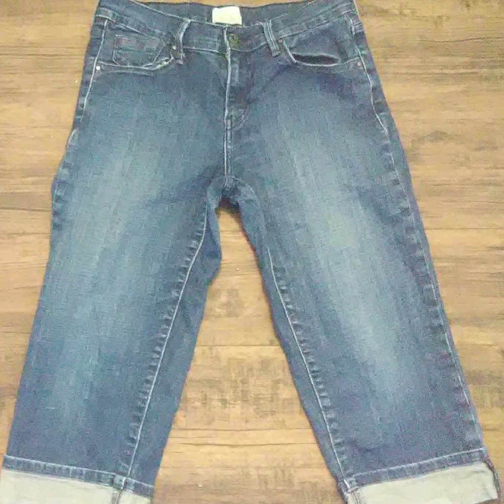 🌻Levi semi stoned washed capris
